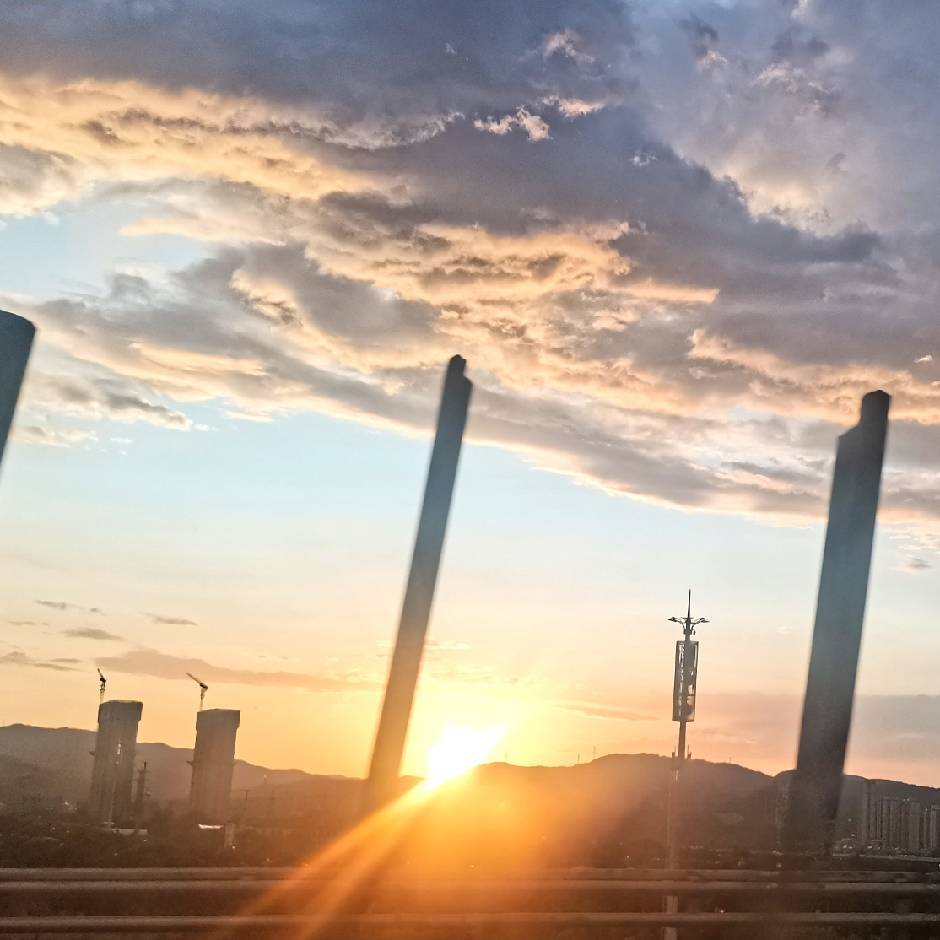 项目团队成员头像,年轻女性,穿浅粉色衬衫,长发,正面微笑,明亮自然光,简约背景